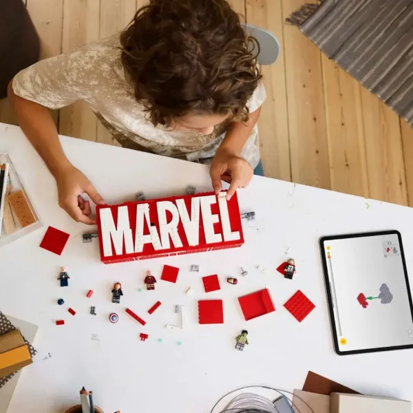 Конструктор LEGO Super Heroes Логотип і мініфігурки MARVEL (76313)