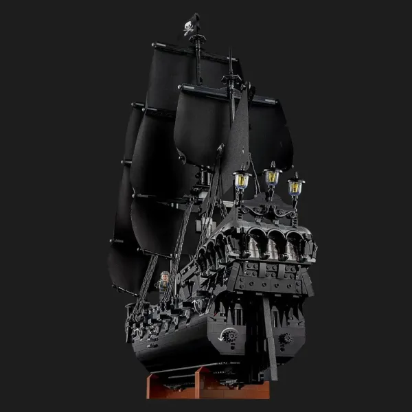 Конструктор LEGO Icons Піратський корабель капітана Джека Горобця (10365)