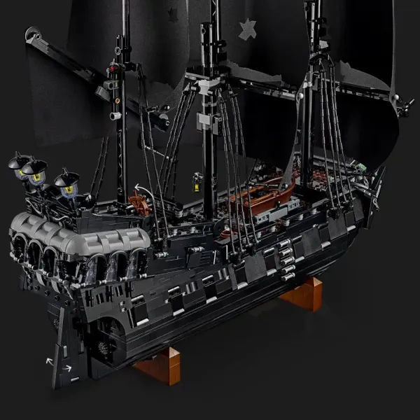 Конструктор LEGO Icons Піратський корабель капітана Джека Горобця (10365)